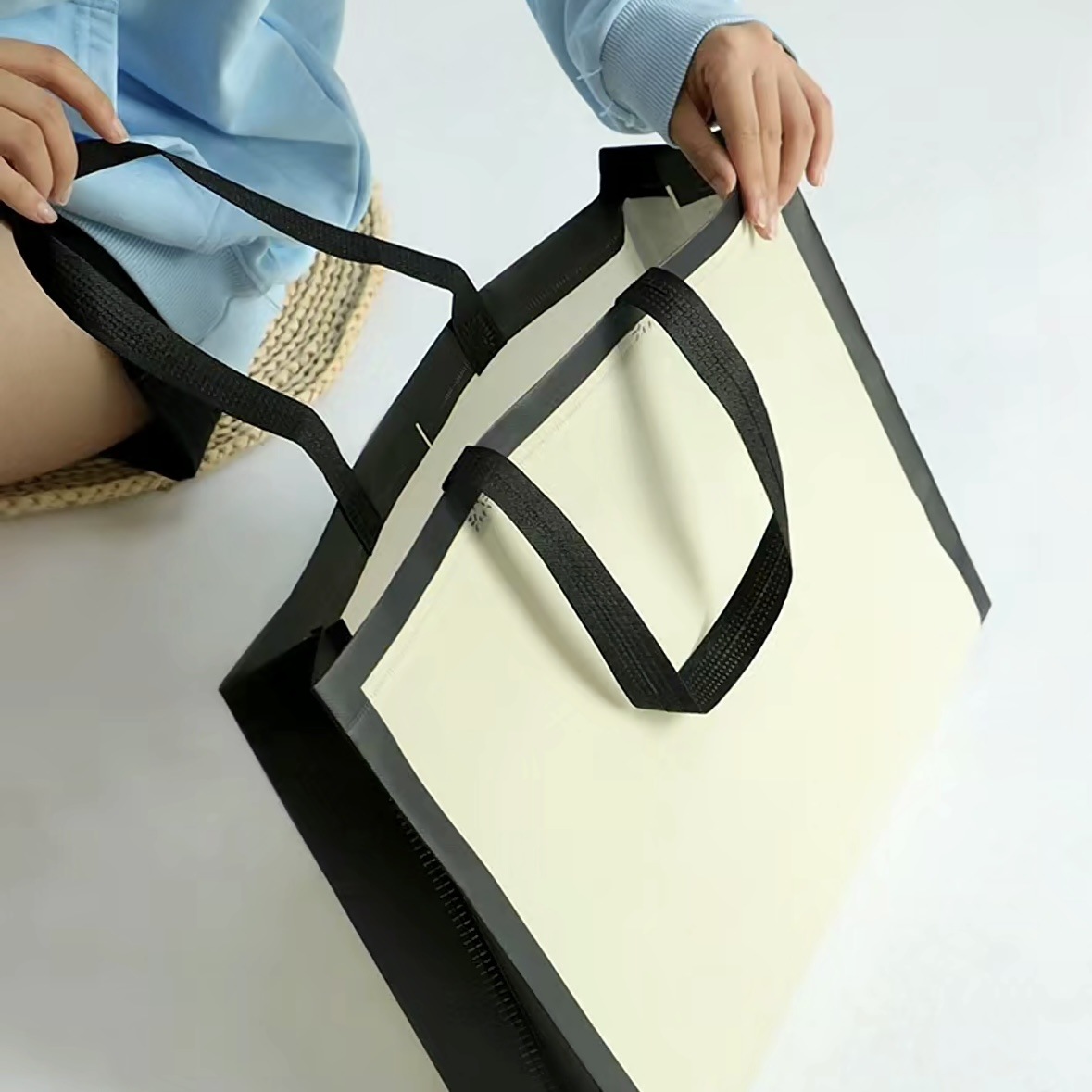 Fashionable and High-end Non-woven Tote Bags. Customize the Logo. They Are Suitable for Gift Shoppin